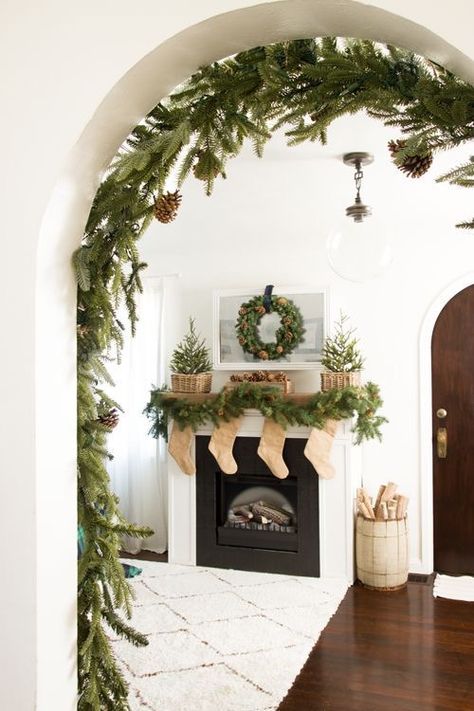 Christmas Fireplace Decor, Christmas Tablescape, Simple Christmas Decor, Christmas Decorations Living Room, Christmas Living Rooms, Christmas Inspo, Gingerbread Christmas, Christmas Fireplace, Indoor Christmas Decorations