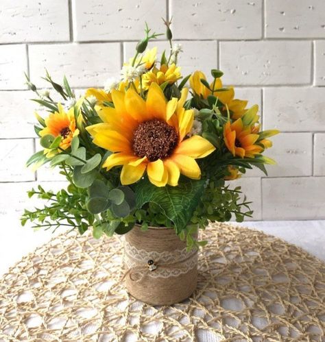 Sunflower Wedding Centerpieces, Sunflower Floral Arrangements, Sunflower Centerpieces, Orchid Centerpieces, Sunflower Arrangements, Rustic Wedding Diy, Rustic Wedding Flowers, Succulents Decor, Sunflower Bouquets