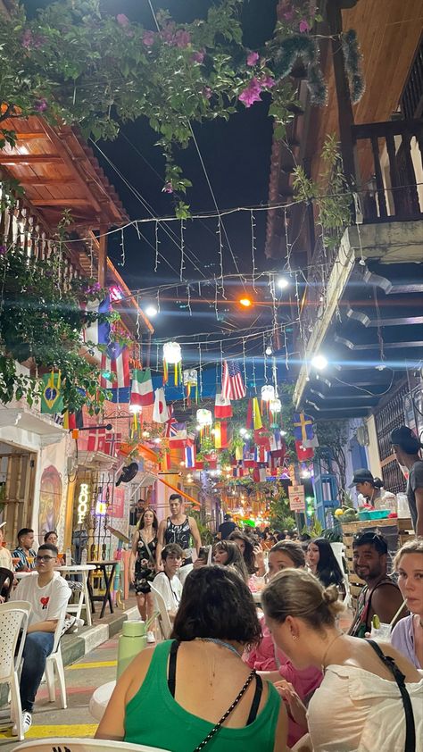 Getsemani es un barrio ubicado en cartagena de indias, en esta calle en específico encontraras turistas y locales disfrutando de cocteles y buena música. Colombia Country, Friends Trip, Colombian Culture, Visit Colombia, Colombia Travel, Cali Colombia, Summer Dream, Latin America, Travel Advice