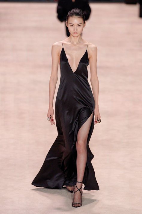 maría on Twitter: "the most mesmerizing dress ever - saint laurent fw22… " Ysl Fall 2022, Ysl Outfits Women, Vintage Ysl Dress, Black Dress Runway, Ysl Fashion Show, Saint Laurent Model, Ysl Outfit, Ysl Runway, Siren Outfit