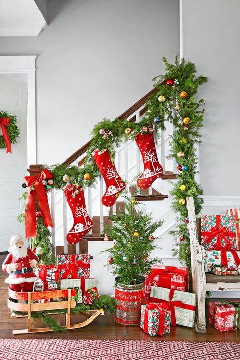 A Colorful Entryway  - CountryLiving.com Natal Country, Christmas Staircase Decor, Christmas Stairs, Christmas Staircase, Christmas Decorations Garland, Staircase Decor, Decoration Stickers, Front Porch Christmas Decor, Noel Christmas