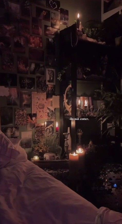 Alt Room Aesthetic, Cluttered Bedroom Aesthetic, Grunge Aesthetic Bedroom, Aesthetic Room Grunge, Grunge Bedroom Aesthetic, Soft Grunge Room, Raven Core, Bedroom Ideas Grunge, Bedroom Aesthetic Grunge