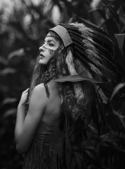 Native American Photoshoot, Native Photoshoot, Native American Photography, Portrait References, American Photo, Native American Quotes, Photo Noir, Indian Headdress, Native American Photos