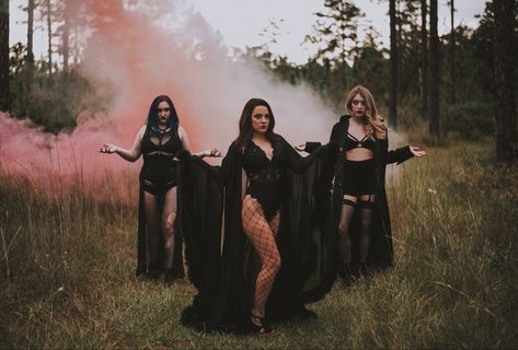 Witch Friend Photoshoot, Halloween Budiour, Coven Photography, Spooky Bodiour, Coven Photoshoot, Witchy Photography, Witchy Shoot, Halloween Shooting, Goth Photoshoot