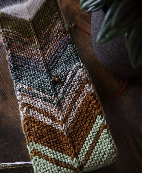 Kayla Trujillo on Instagram: "Whatever you do, do not cast on the #northeasterlyblanket UNLESS you are snowed in, deep in the woods in a lost cabin far away from your children, husband, responsibilities and languishing wips with only a basket full of scrap yarn. It is THAT addictive. You have been warned. I'm literally grounding myself from this project today because I cannot put it down. I wanted a colorful scrappy blanket to throw over my knitting chair and I knew the charming arrowlike const Scrappy Blanket Knitting, Sock Knitting Patterns, Knitting Tutorial, Knitted Blankets, Knitting Socks, Knitting Yarn, Crochet Scarf, Knitted Scarf, No Response