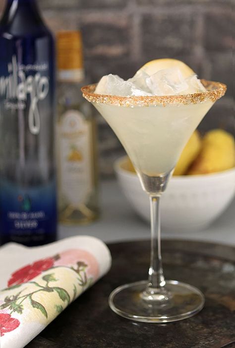 This Spiced Pear Margarita is the perfect segue to the cooler months with the addition of cinnamon, cloves and nutmeg in a cocktail featuring Tequila and Pear Liqueur. Pear Margarita Recipe, Simple Margarita Recipe, Simple Margarita, Pear Margarita, Easy Margarita Recipe, Pear Brandy, Pear Liqueur, Easy Margarita, Whiskey Recipes