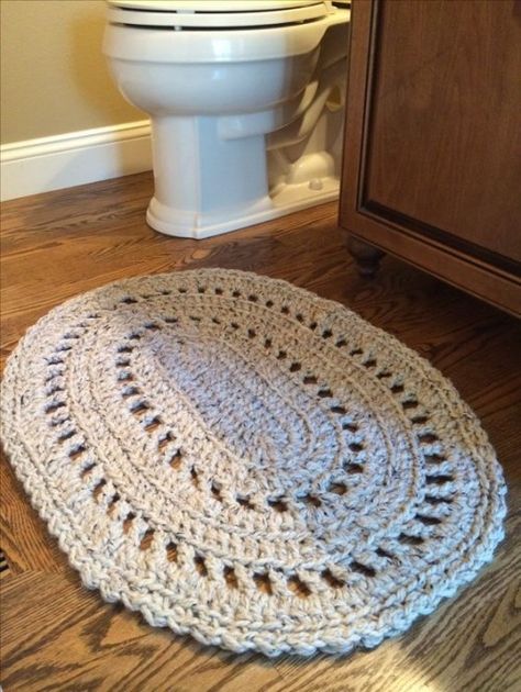 Pretty Little Rug - Free Pattern Diy Bathroom Rug, Crochet Rug Patterns Free, Cute Rug, Rug Patterns, Lion Brand Wool Ease, Crochet Rug Patterns, Crochet Kitchen, Crochet For Home, Crochet Diy