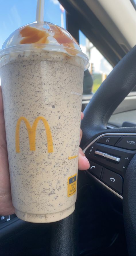 Mcdonalds Caramel Frappe, Oreo Frappe, Caramel Frappe, Caramel Drizzle, Sleepover Food, Junk Food Snacks, Starbucks Drinks Recipes, Food Babe, Food Therapy