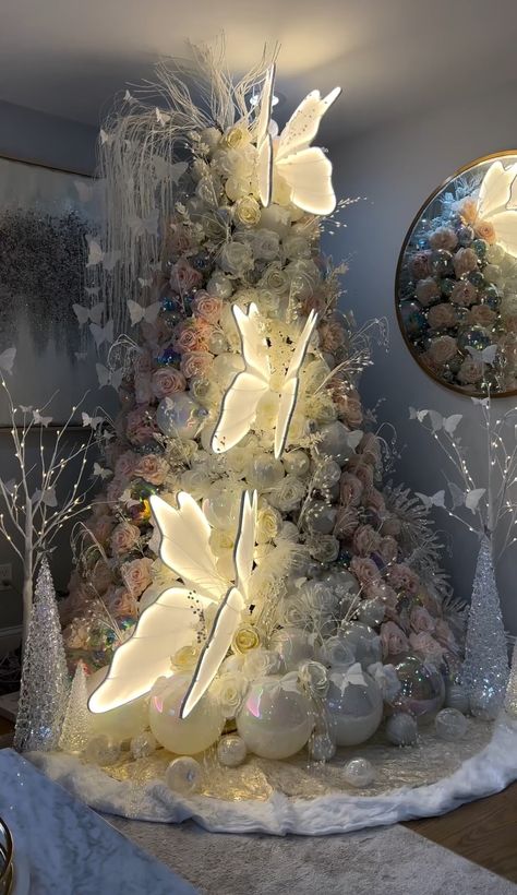 Butterfly Christmas Tree Ideas, Magical Christmas Tree, Designer Christmas Tree Inspiration, Butterfly Christmas Tree, Elegant Christmas Tree Decorations, Amazing Christmas Trees, Glam Christmas Decor, Christmas Tree Decorated, Pretty Christmas Decorations