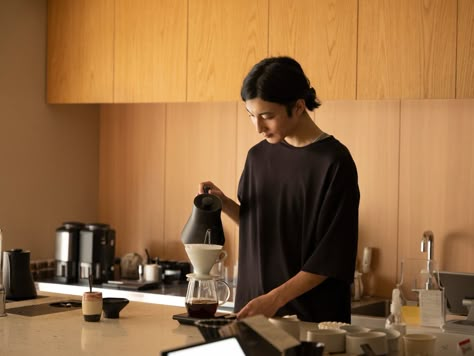 Home Photo Poses, Barista Making Coffee, Tea Blending, Japanese Coffee, Ways To Make Coffee, Barista Coffee, Making Coffee, Coffee Serving, Brewing Equipment