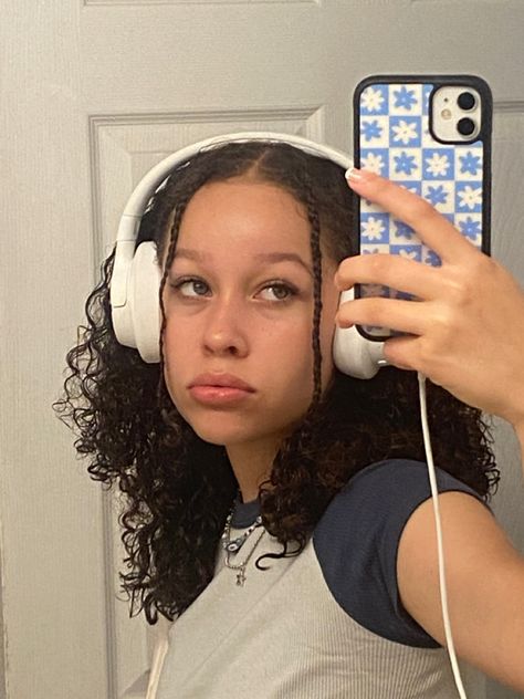 Chunky Headphones Aesthetic, Hair Styles With Headphones, Curly Hair With Headphones, White Headphones Outfit, Headphones Hairstyle, Chunky Headphones, Hairstyles With Headphones, White Headphones Aesthetic, Curly Hair And Headphones