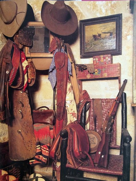 Cowboy collectibles displayed in a Texas home, residence of the late Tyler Beard. Old Western Aesthetic Home, Cowboy Home Decor Ideas, Cowboy Airbnb, Cowboy House Decor, Cowboy Interior Design, Cowboy House, Cowboy Cabin, Cowboy Home, Cowboy Bedroom