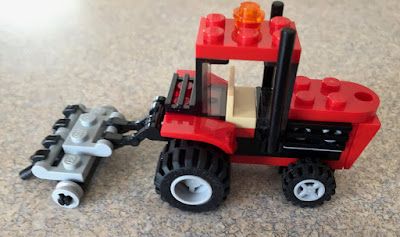 Lego Tractor, Mater Cars, Mini Gingerbread House, Diy Lego, Lego Diy, White Reindeer, Lego Activities, Orange Fish, Red Wreath