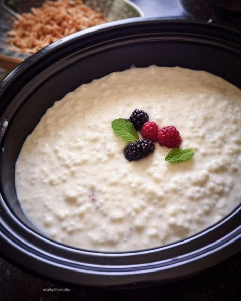 Yummy yummy in my tummy. This is the creamy recipe I've been waiting for Slow Cooker Rice Pudding, Pudding Rice, Slow Cooker Rice, Yummy In My Tummy, Slow Cooker Kitchen, Rice Pudding Recipe, Crock Pot Desserts, Creamy Recipes, Slow Cooker Desserts