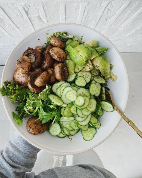 CAROLINE DEISLER 🍉VEGAN on Instagram: “My current go to salad combi😍🥑crunchy romaine hearts, arugula, roasted herby mushrooms, sliced mini cucumbers, avocado + a creamy pumpkin…” Caroline Deisler Recipes, Caroline Deisler, Arugula Salad Aesthetic, Mushroom And Arugula, Nourish Bowl Aesthetic, Burger With Arugula, Plant Based Diet Asthetic, Easy Vegan Lunch, Mini Cucumbers