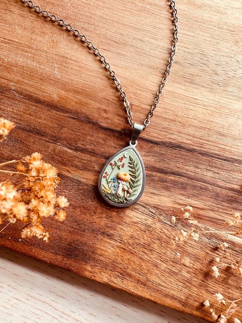 Woodland Polymer Clay, Fimo Clay Necklace, Clay Mushroom Necklace, Polymer Clay Necklace Ideas, Handmade Necklace Ideas, Polymer Clay Necklace Pendant, Carolina Rose, Clay Necklace Pendant, Botanical Necklace