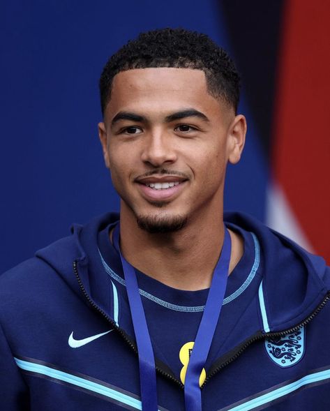 Levi Colwill, Pelo Color Vino, Taper Fade Short Hair, England Football Players, Hazard Chelsea, Chelsea Players, Soccer Boyfriend, Football Boyfriend, Dark Skin Men