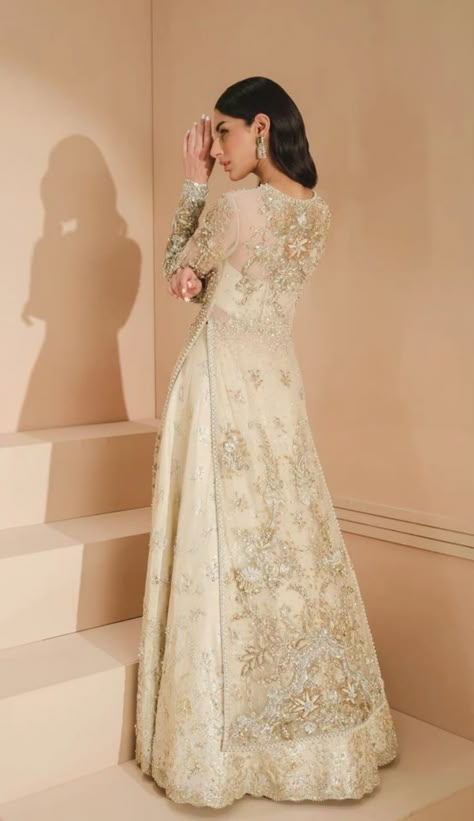 Desi Wedding Dresses, Lehenga Designs Simple, Latest Bridal Dresses, Traditional Indian Dress, Pakistani Wedding Outfits, Pakistani Fashion Party Wear, Pakistani Fancy Dresses, Beautiful Pakistani Dresses, Bridal Dress Fashion