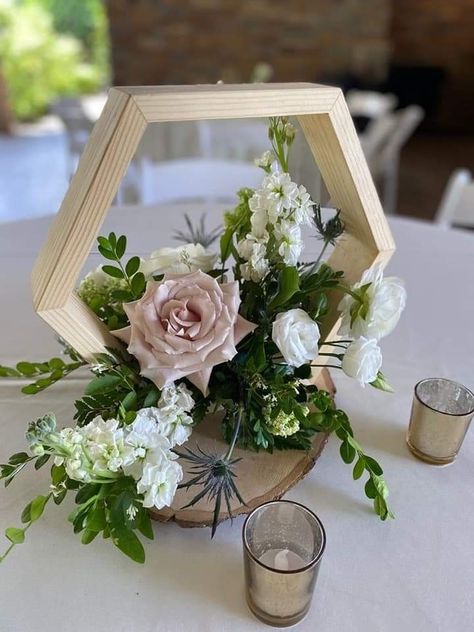 Hexagon Centerpiece With Flowers, Gold Hexagon Centerpiece, Hexagon Floral Centerpiece, Octagon Wedding Centerpieces, Octagon Centerpiece Wedding, Wedding Hexagon Centerpieces, Hexagon Centerpiece Wedding, Diy Hexagon Centerpiece, Hexagon Decor Wedding