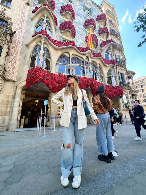 Barceloneta Photo Ideas, Outfit Barcellona, Barcelona Poses Photo Ideas, Milano Outfit Spring, Barcelona Aesthetic Photography, Barcelona Trip, Barcelona Vibes, Barcelona Photo Ideas, Barcelona Outfits Spring