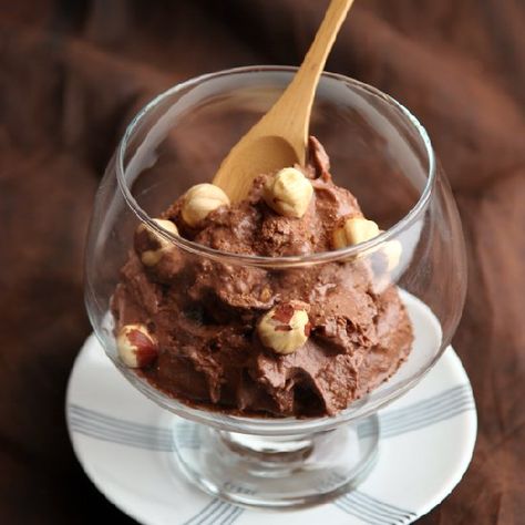 Chocolate and roasted hazelnut gelato (bacio) is a classic Italian ice cream. Inspired by the famous chocolates "Baci Perugina". Hazelnut Gelato, Chocolate Gelato, Paleo Ice Cream, Italian Ice Cream, Dark Cacao, Gelato Recipe, Ice Cream Gelato, Paleo Sweets, Paleo Recipe