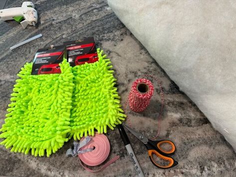 Grinch Cmas Tree, Grinch Pillows Diy, Diy Grinch Centerpiece Ideas, Diy Grinch Sleigh, Christmas Vacation Cat Rug Diy, Grinch Jeans Diy, Diy Grinch Arm For Tree, Dollar Tree Nome, Diy Grinch Bathroom