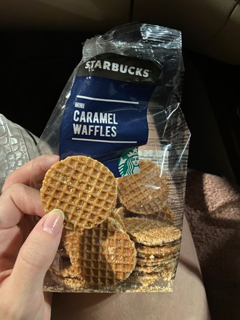 #starbucks Caramel Waffles, Mini Waffles, Kue Macaroon, Kawaii Cooking, Junk Food Snacks, Yummy Comfort Food, Snap Food, Food Snapchat, Food Obsession