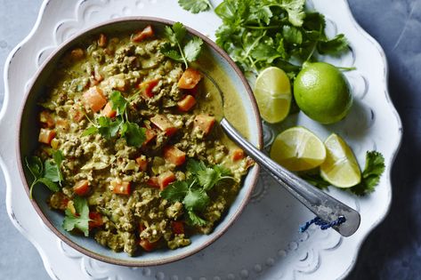 Looking for a heart meal? Chef Pete Evans cooks up an amazing ground beef curry recipe! Get the recipe and instructions straight from the chef right here. Ground Beef Curry Recipe, Recipe Ground Beef, Beef Curry Recipe, Pete Evans, Aussie Food, Beef Curry, Paleo Beef, Paleo Lifestyle, Fitness Program