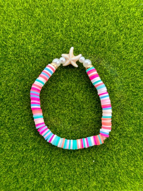 Preppy starfish Clay bead bracelet! Handmade. Bead Friendship Bracelet Ideas, Beach Clay Bead Bracelet Idea, Preppy Clay Bead Bracelets, Bracelet Ideas Clay Beads, Clay Bead Jewelry, Make Clay Beads, Bracelet Business, Handmade Jewelry Business, Rubber Bead