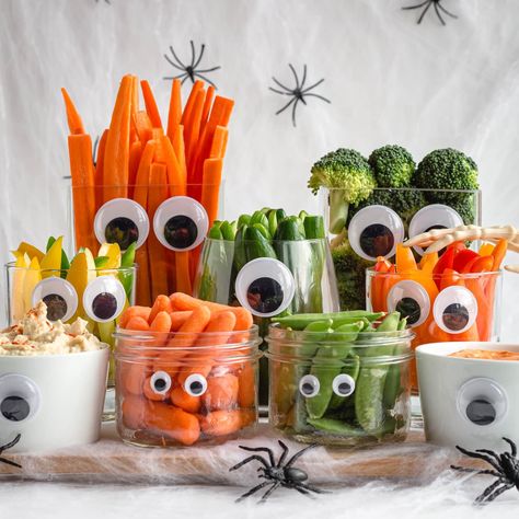 This Monster Halloween Veggie Tray transforms veggies and dip into a spooky fun Halloween appetizer, healthy kid friendly snack or side dish. Halloween Veggies And Dip, Halloween Veggie Ideas, Halloween Veggie Tray Ideas, Halloween Veggies, Halloween Vegetables, Veggie Tray Ideas, Halloween Veggie Tray, Kids Halloween Party Food, Appetizer Healthy