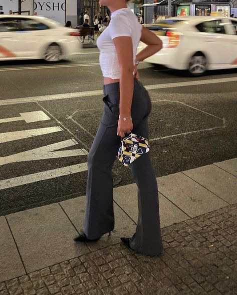 City life | Instagram Casual Dinner Outfit Summer, Going Out Outfits Casual, Corporate Outfit, Chica Chola, Dinner Outfit Casual, Summer Office Outfits, Latina Outfits, Chique Outfit, Chic Business Casual