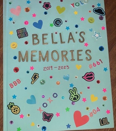 Memory Book Cover Ideas, Summer Scrapbook Cover, Summer Memories Book, Highschool Scrapbook Ideas, Summer Scrapbook Ideas, Memory Book Aesthetic, Senior Year Scrapbook, School Memories Scrapbook, Senior Year Fun