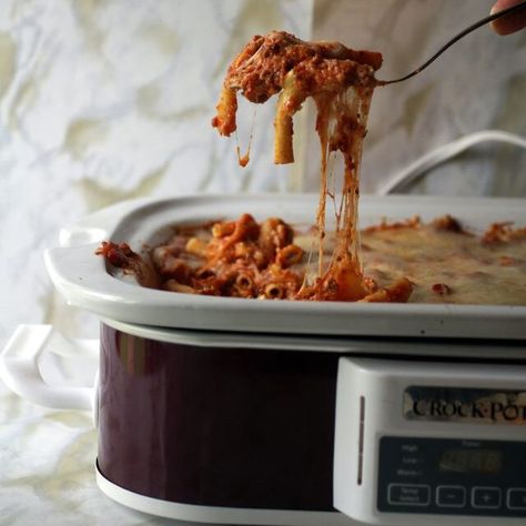 Slow Cooker Baked Ziti Casserole Crock Recipes, Slow Cooker Baked Ziti, Sausage Slow Cooker, Casserole Crockpot Recipes, Crock Meals, Slow Cooker Baking, Slow Cooker Casserole, White Sauce Recipes, Slow Cooker Lasagna