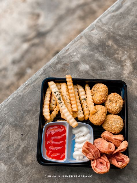 Background gray and black plate is a simple styling to get art photos. Mix Platter, Background Gray, Black Plates, Art Photos, Grill Pan, Food Styling, Photo Art, Grilling, Black