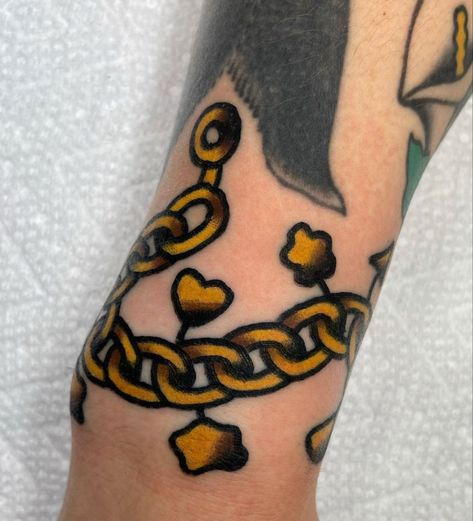 Traditional Chain Link Tattoo, American Traditional Chain Tattoo, Tiny Gap Filler Tattoo, Charm Bracelet Tattoo, Body Paintings, Charm Tattoo, Americana Tattoo, Chain Tattoo, Bracelet Tattoo