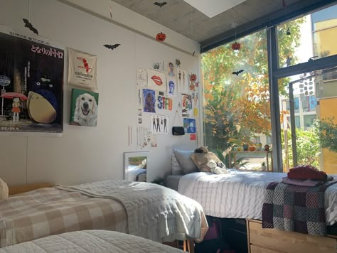 Big Dorm Room Aesthetic, Sterile Room Aesthetic, College Dorm Aesthetic Grunge, Grandma Dorm Room, Dorm Common Room Decor, Uni Dorm Ideas, Triple Dorm Room Ideas, Dorm Room Layout Ideas, Grunge Dorm Room