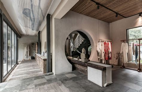 Yiduan Shanghai complete serene HQ for local clothing brand Korean Traditional House, Chinese Interior, Modern Store, Asian Architecture, Interior Display, Chinese Design, Retail Interior, Store Design Interior, Chinese Clothing