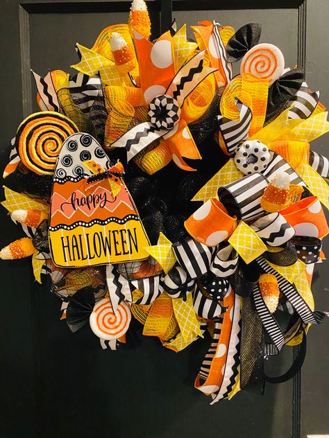 Candy Corn Wreath Diy, Halloween Cutouts, Decoracion Halloween, Themed Wreaths, Corn Wreath, Easter Ribbon, Candy Corn Wreath, Candy Corn Decorations, Halloween Door Wreaths