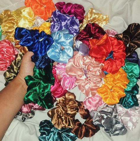 Vsco Scrunchies, Gossip Girl Hairstyles, Scrunchies Aesthetic, Hair Supplies, Dream House Rooms, Girl Hair, Hair Cut, Gossip Girl, House Rooms