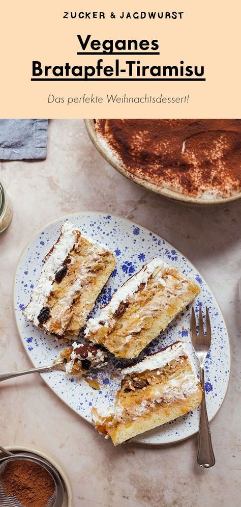 Hier kommt ein schnelles und einfaches Rezept für eine Kombination aus zwei klassischen Dessert. Dieses vegane Bratapfel-Tiramisu, mit einem klassischem Biskuitteig, eignet sich perfekt als Nachtisch für die Weihnachtszeit und kommt ganz ohne Ei aus. Christmas Dessert Vegan, Vegan Dessert Christmas, Tiramisu Vegan, Vegan Christmas Desserts, Vegan Xmas, Vegan Christmas Dinner, Vegan Tiramisu, Winter Baking, Dessert Vegan