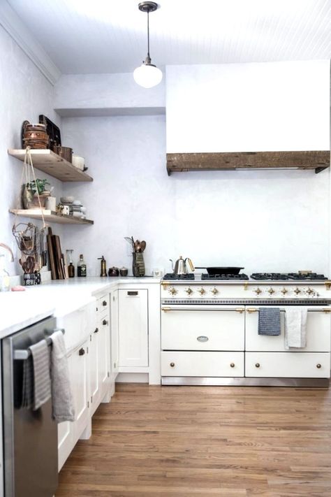 Rustic Country Kitchens, Eclectic Kitchen, Rustic Kitchen Design, Casa Vintage, Vintage Farm, Perfectionism, Trendy Kitchen, Home Design Decor, Wood Flooring