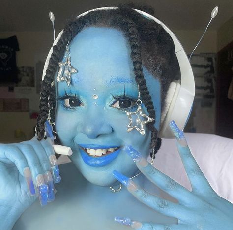 Cute Alien Makeup Halloween, Blue Alien Makeup, Y2k Alien, Alien Princess, Alien Crafts, Alien Makeup, Pop Princess, Halloween Post, Alien Costume