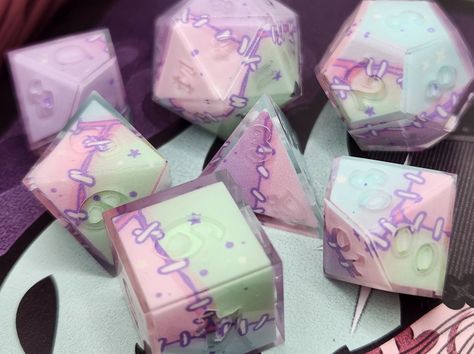 Dnd Dice Aesthetic, Dice Art, Dice Ideas, Thorny Rose, Cool Dnd Dice, Pretty Dice, Diy Dice, Dice Goblin, Custom Dice