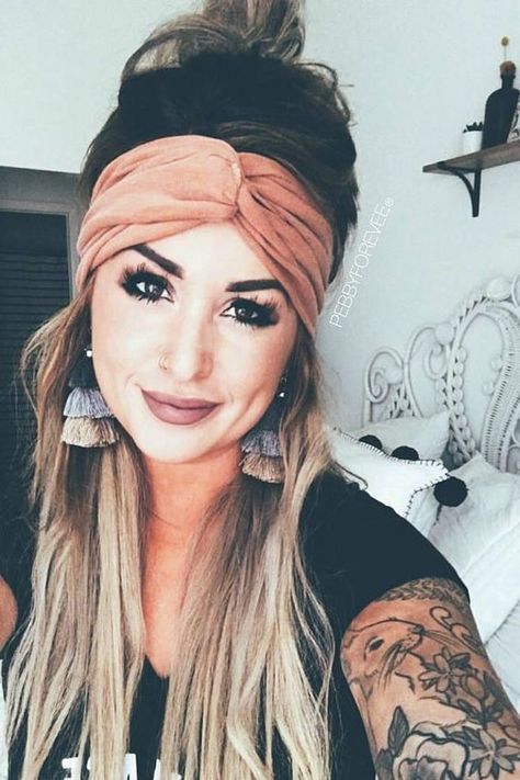 Hairstyles Retro, Bun Wedding, Chelsea Houska, Boho Makeup, Boho Head Wrap, Extra Wide Headband, Victory Rolls, Hairstyles Bun, Makijaż Smokey Eye