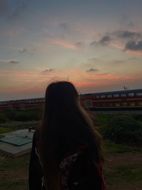 Girl Picsart Aesthetic No Face, Aesthetic Girl Pfp No Face, No Face Photos, Girl No Face, No Face Pics, Face Pfp, Picture Sunset, Face Pic, Train Photo