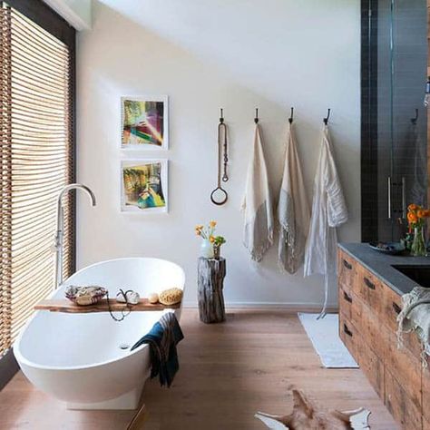 A modern-rustic beach house in The Hamptons, NY House In The Hamptons, Rustic Beach House, Athena Calderone, Nautical Bathroom, Bad Inspiration, Nautical Bathrooms, Rustic Retreat, Bad Design, Bath Room