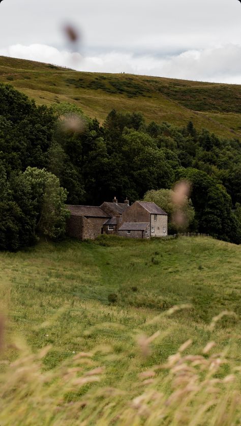 Medieval Farm Aesthetic, Medieval Europe Aesthetic, Medieval Farmer Aesthetic, Farmland Aesthetic, Medieval Farmer, Medieval Farm, Medieval Modern, Fantasy Au, Europe Aesthetic