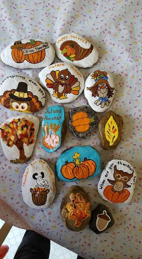 Thanksgiving Painted Rocks Ideas Easy, Rock Painting Thanksgiving, Thanksgiving Stone Painting, Painted Rocks For Thanksgiving, Painted Rocks Thanksgiving, Thanksgiving Painted Rocks Ideas, Thanksgiving Rocks Painted Ideas, Autumn Painted Rocks, Fall Painted Rocks Ideas