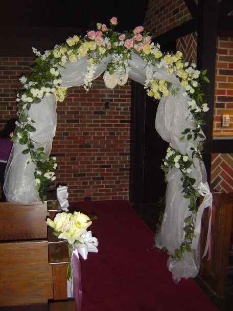 Wedding arch Wedding Church Aisle, Church Wedding Flowers, Wedding Arch Ideas, Wedding Entrance Decor, Church Wedding Decorations, Arch Ideas, Wedding Arch Flowers, Wedding Altars, Arch Decoration