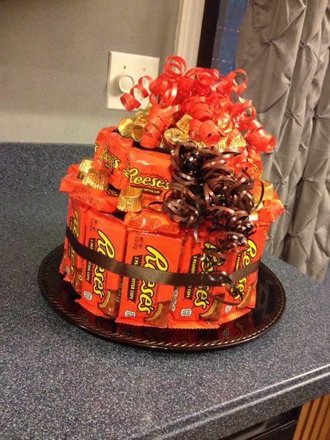 Reese's peanut butter cup candy bar cake. Perfect for the candy lover. Reeses Peanut Butter Cups Gift Ideas, Reeses Party Ideas, Reese Cup Bouquet Diy, Reese’s Peanut Butter Cup Gift Ideas, Reeses Candy Bouquet, Reese Cup Gift Ideas, Reeses Birthday Gift Ideas, Reese’s Valentines Ideas, Reeses Gift Ideas Diy